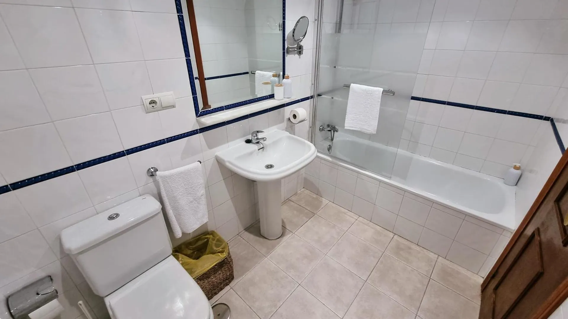 La Caracola II Beachfront & City Center Apartment فوينخيرولا