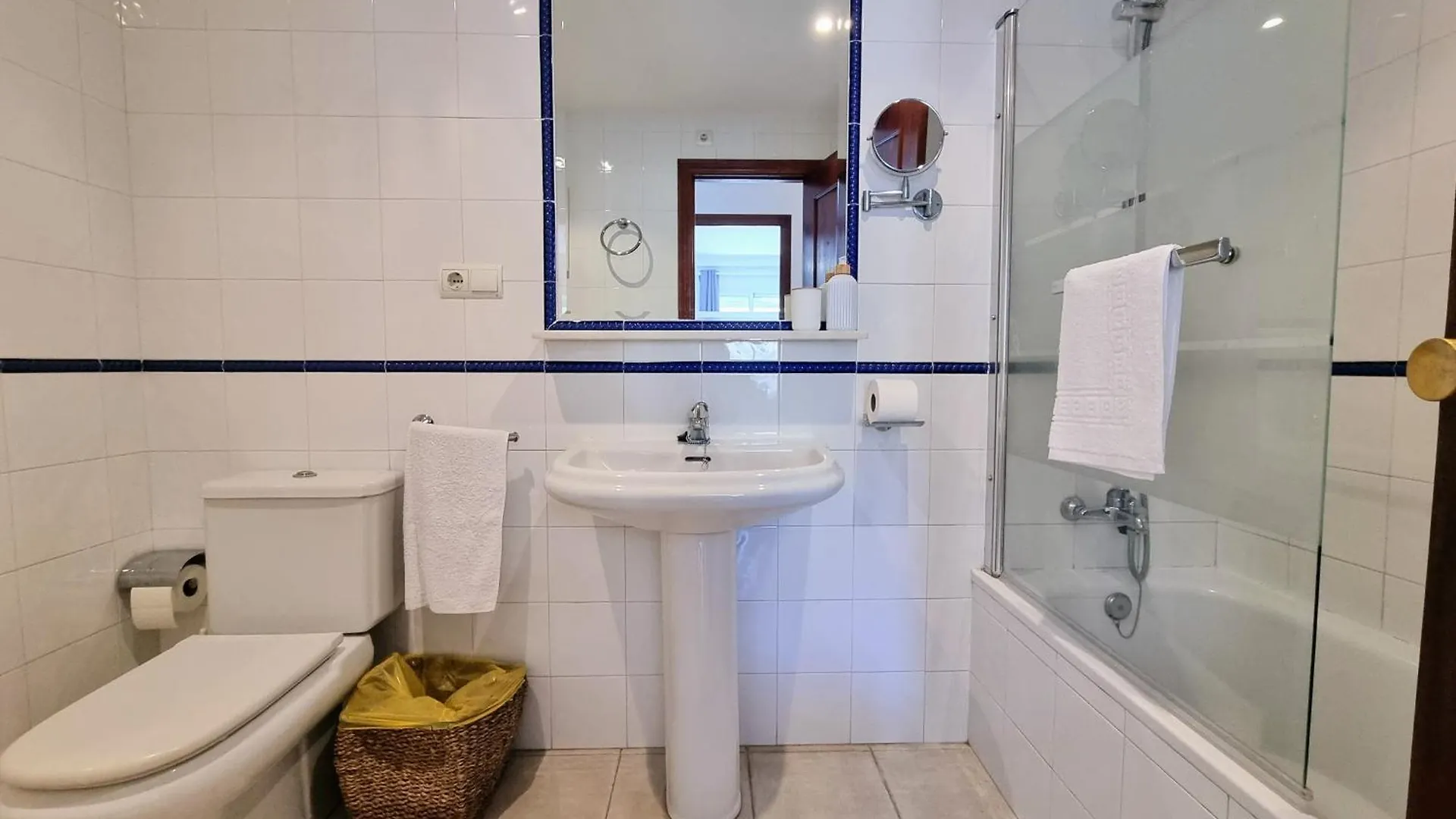 La Caracola II Beachfront & City Center Apartment فوينخيرولا 0*,