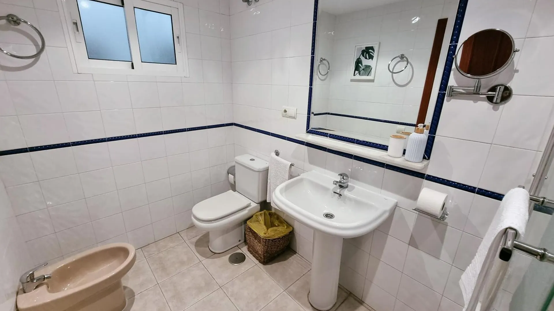 La Caracola II Beachfront & City Center Apartment فوينخيرولا إسبانيا