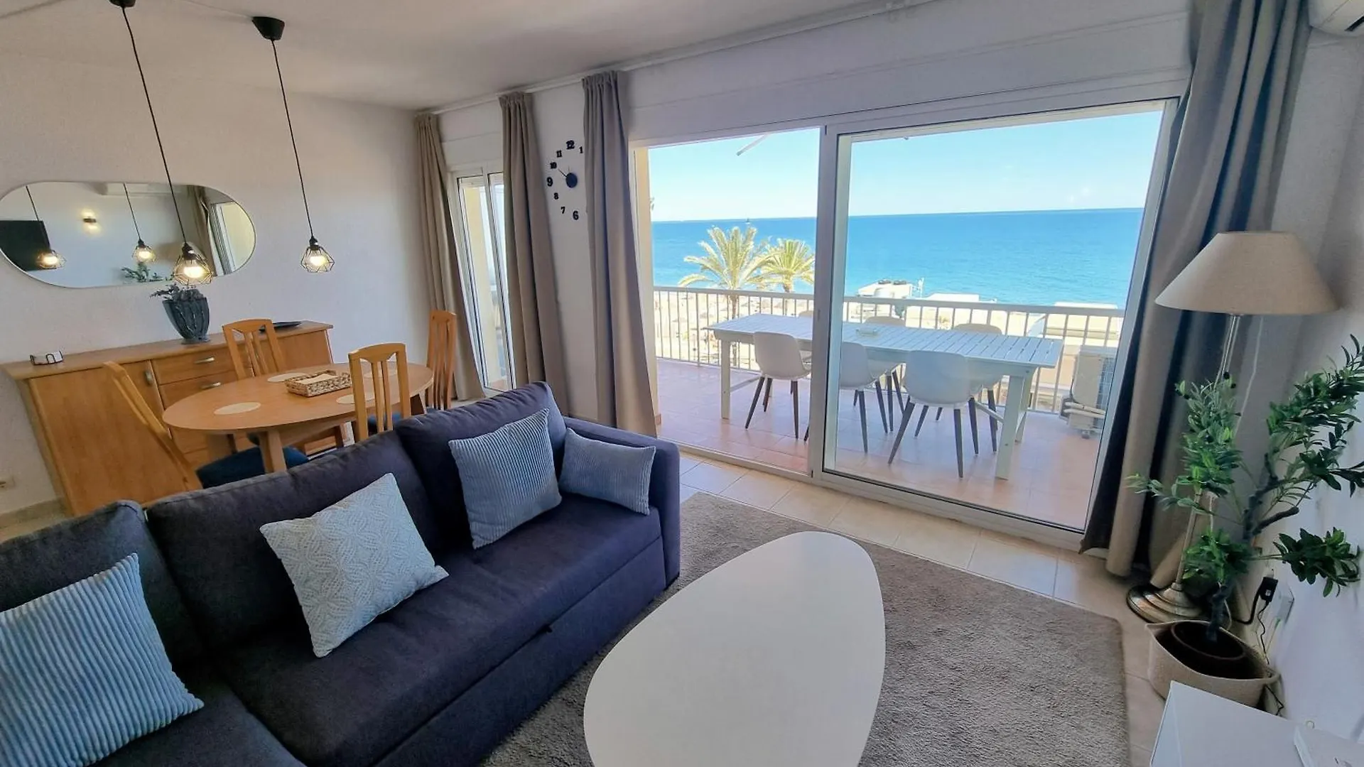 La Caracola II Beachfront & City Center Apartment فوينخيرولا