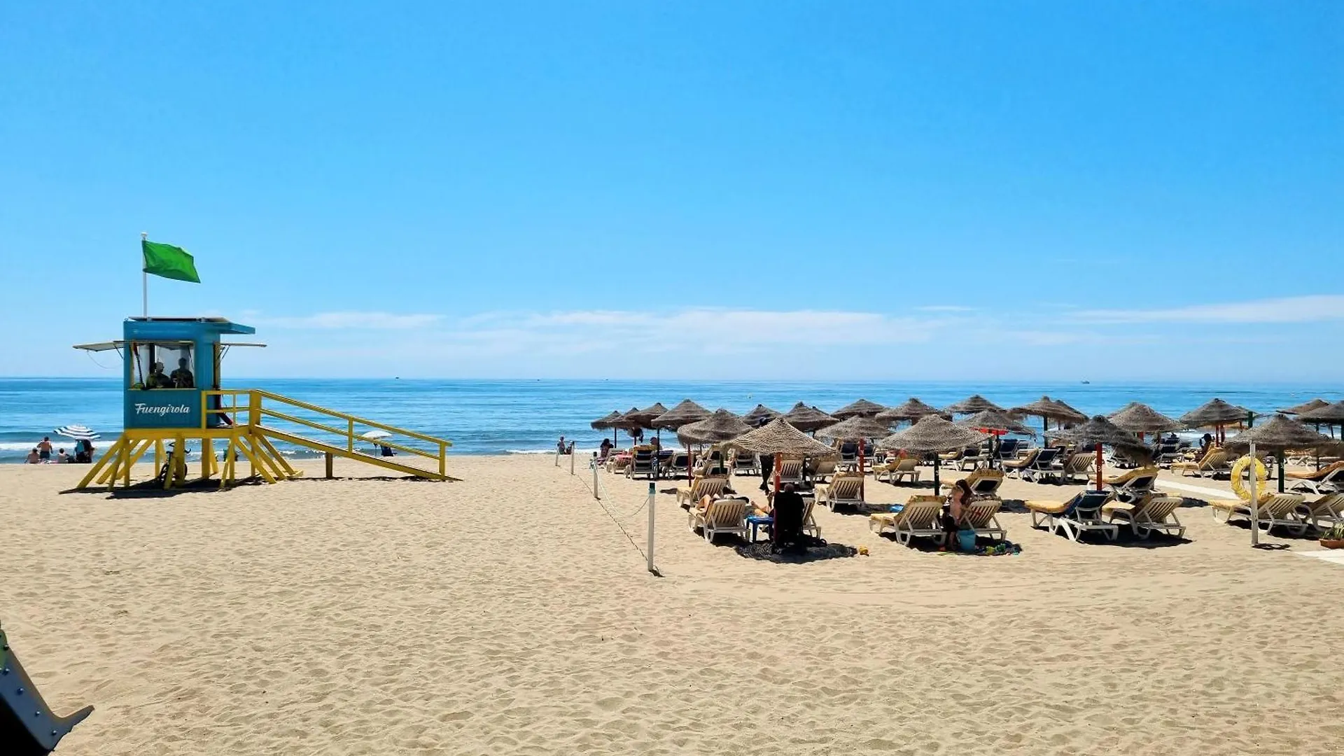 La Caracola II Beachfront & City Center Apartment فوينخيرولا