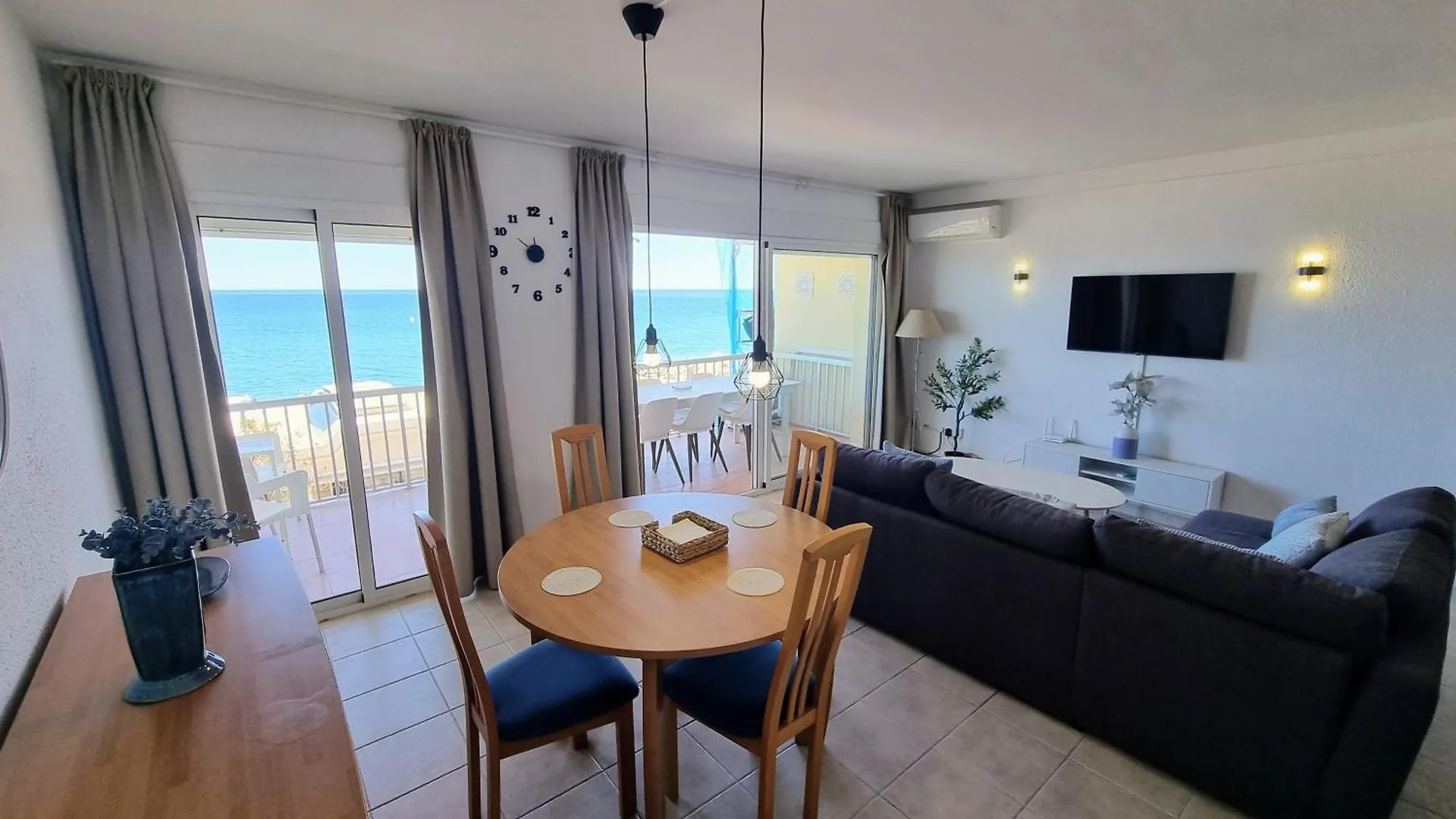 La Caracola II Beachfront & City Center Apartment فوينخيرولا 0*,  إسبانيا